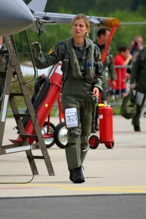 Тэмми джо шульц пилот. Шведка малин рюдквист — пилот boeing 737. Women pilots. Мэделин томпкинс пилот. Арабская женщина пилот.