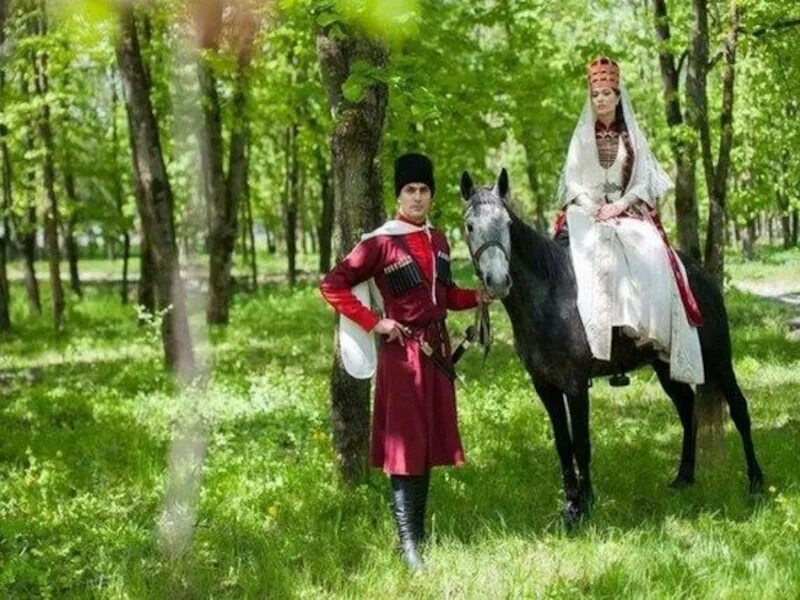 Кабардинцы лошади. Кабардинские девушки. Карачаевская лошадь. Традиционная Кабардинская свадьба в 19 веке.