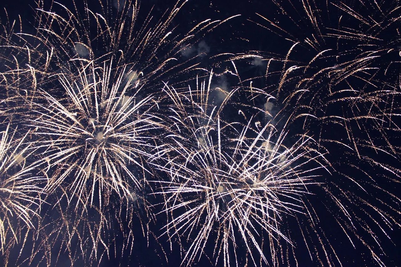 Новогодний салют на улице. Пиротехника на новый год. Салюты и фейерверки. Новый год будет салют. Новый год салют.