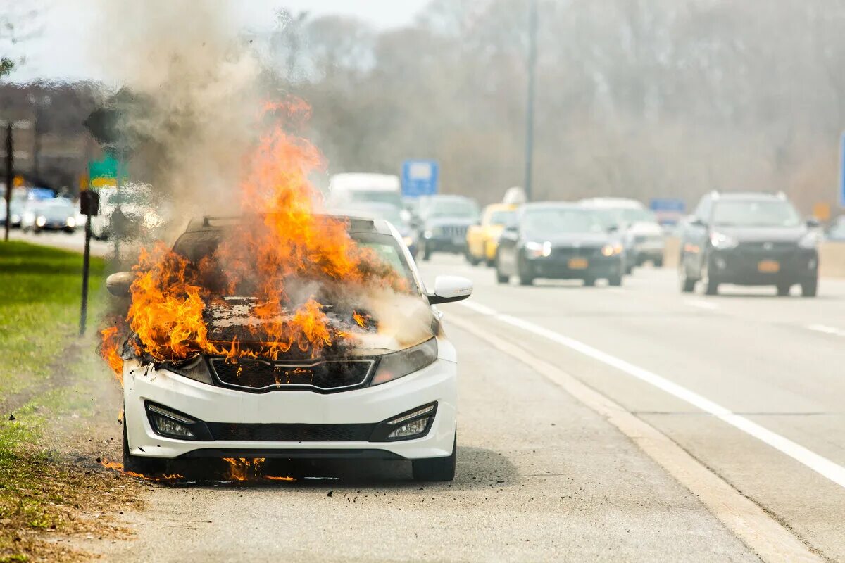 Загорелась под капотом. Горящий автомобиль. Перевернутый горящий автомобиль.