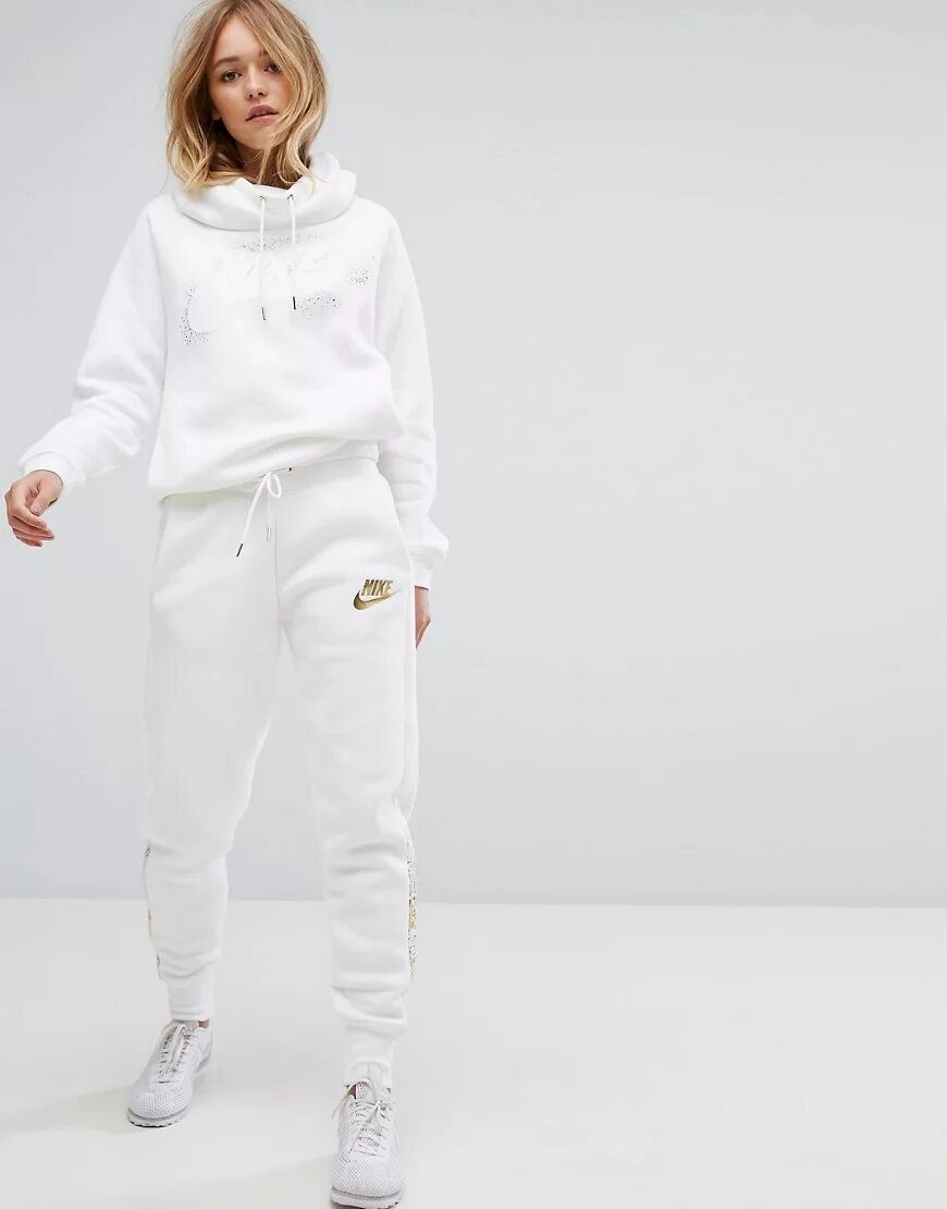 джоггеры найк белые женские. белые штаны белые худи. белые штаны белые худи. толстовка к белым штанам спортивным. белые штаны белые худи.