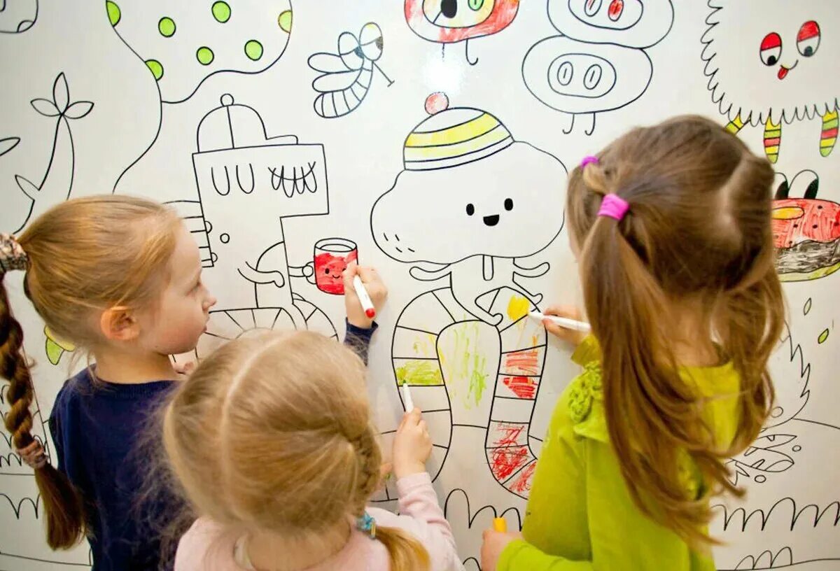 Покажи где там рисуют. Рисование на стенах для детей. Краска для стен для рисования маркером. Магнитно-маркерное покрытие на стену. Ребенок разрисовал стены.