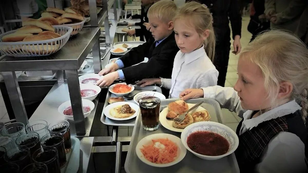 Обед в 1 классе. Столовая в школе. Еда в школьной столовой. Ученики в столовой. Горячее питание в школе.