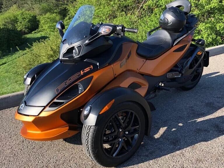 Трехколесный мотоцикл купить. Трицикл БРП Спайдер. БРП мотоциклы трехколесные. БРП 3 колесный. БРП Спайдер RS 2011 оранжевый.