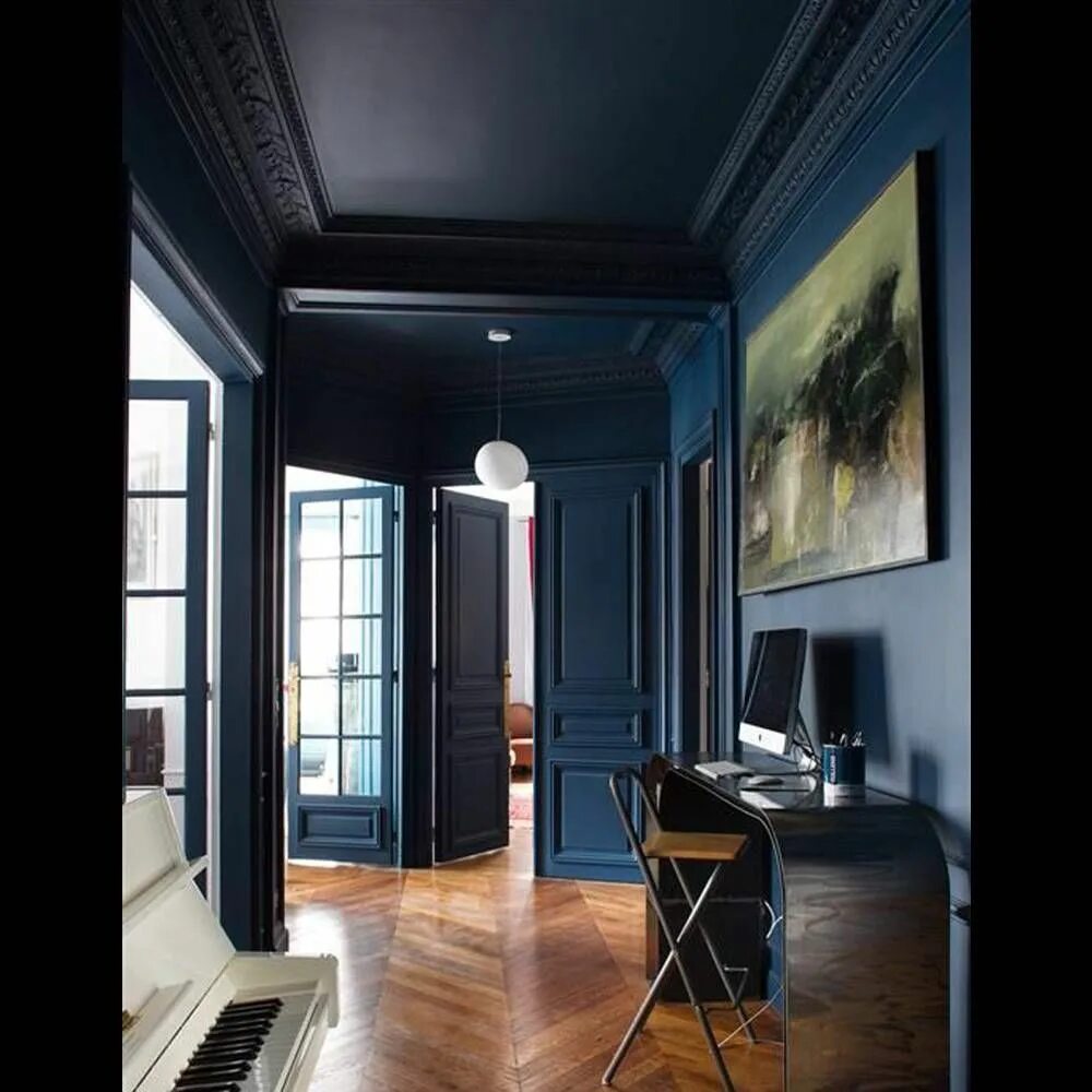 Темный пол голубые стены. Темно синие стены. Темно синий интерьер. Комната с темными стенами. Темный потолок в интерьере.