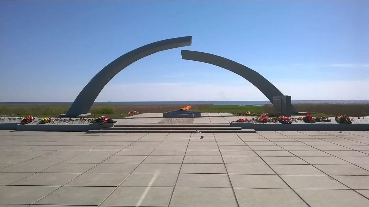Прорыв блокады памятник кольцо. Разорванное кольцо Ладожское озеро. Монумент разорванное кольцо блокады. Мемориал блокадное кольцо Ленинграда. Разорванное кольцо блокады памятник.