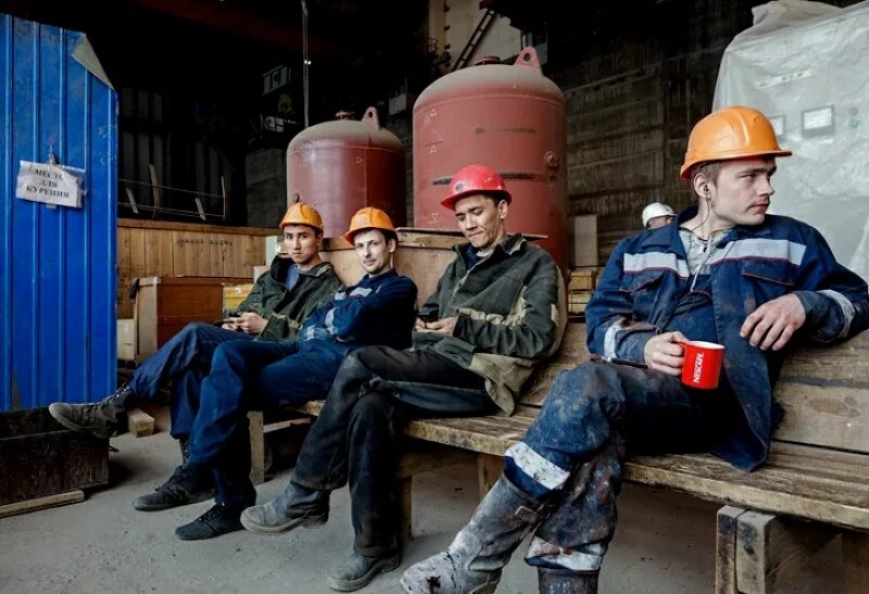 Занятые работники. Рабочие на стройке. Женщина трудится. Усталость на заводе. Вторая работа тяжело.