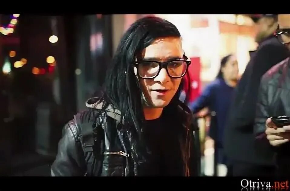 Скриллекс клип. Девочка из скриллекс. Skrillex с дредами. МАНЬЯК из клипа скриллекс. Bass клип