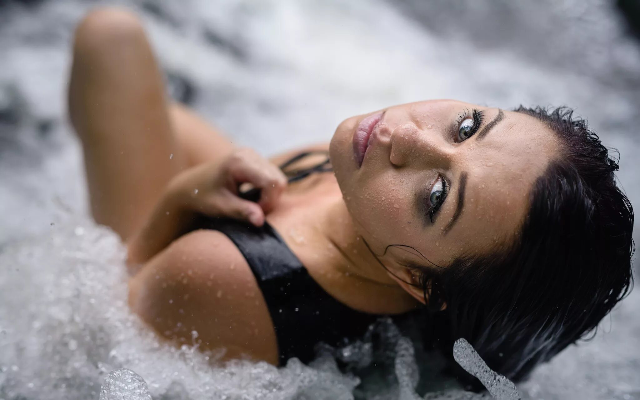 Wet brunette. Amanda June. Марвин Чандра. Мокрая фотосессия. Мокрое тело девушки.