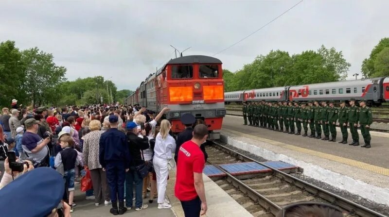 Комсомольск на амуре поездом сколько. Комсомольск на Амуре поезд. Комсомольск на Амуре железная дорога. Поезд армия народа. Комсомольск на Амуре ЖД вокзал поезда.