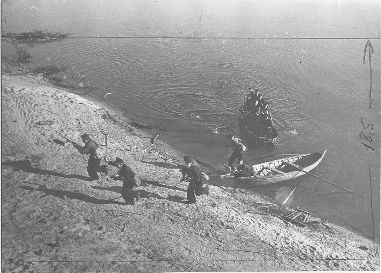 Переправа через Волгу Сталинград 1942. Волжская флотилия, 1942 год. Сталинград. Переправа через Волгу в Сталинградской битве. Волжская флотилия Сталинград. Переправа бой