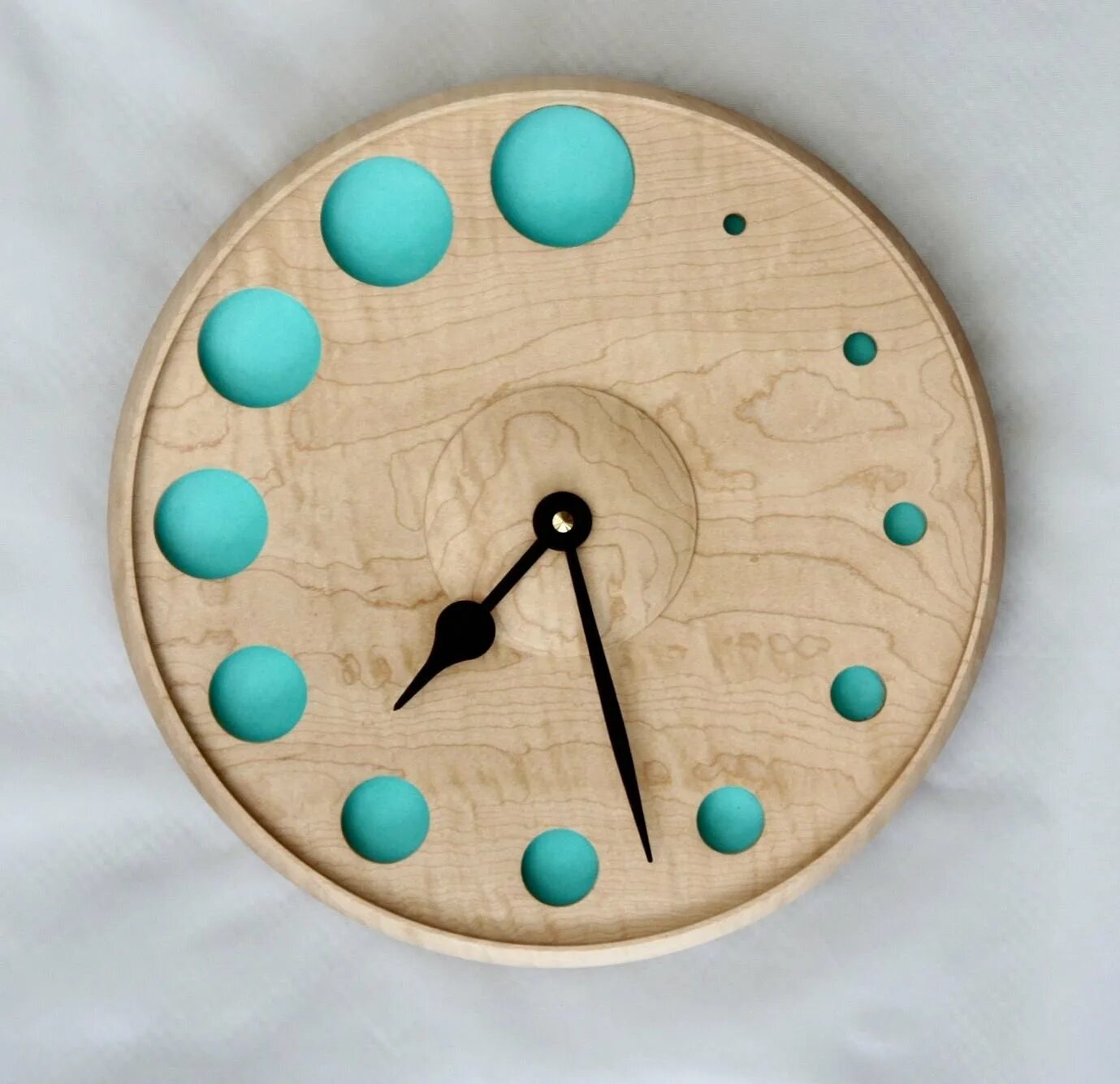 Часы из дерева. Часы настенные деревянные. Креативные часы из дерева. Необычные настенные часы из дерева.