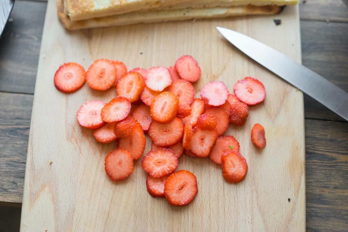 Как красиво нарезать клубнику. Клубника нарезанная. мечи разрезали клубнику.