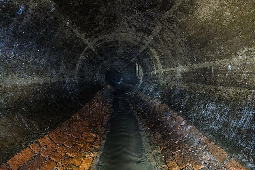 катакомбы калининграда. коллектор подземный. подземные ручьи. подземелья калининграда. подземный ручей.