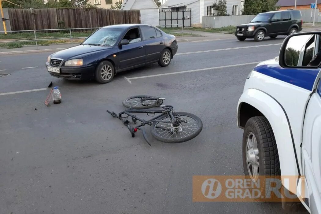 Сбил велосипедиста на пешеходном. Автомобиль сбил велосипедиста.