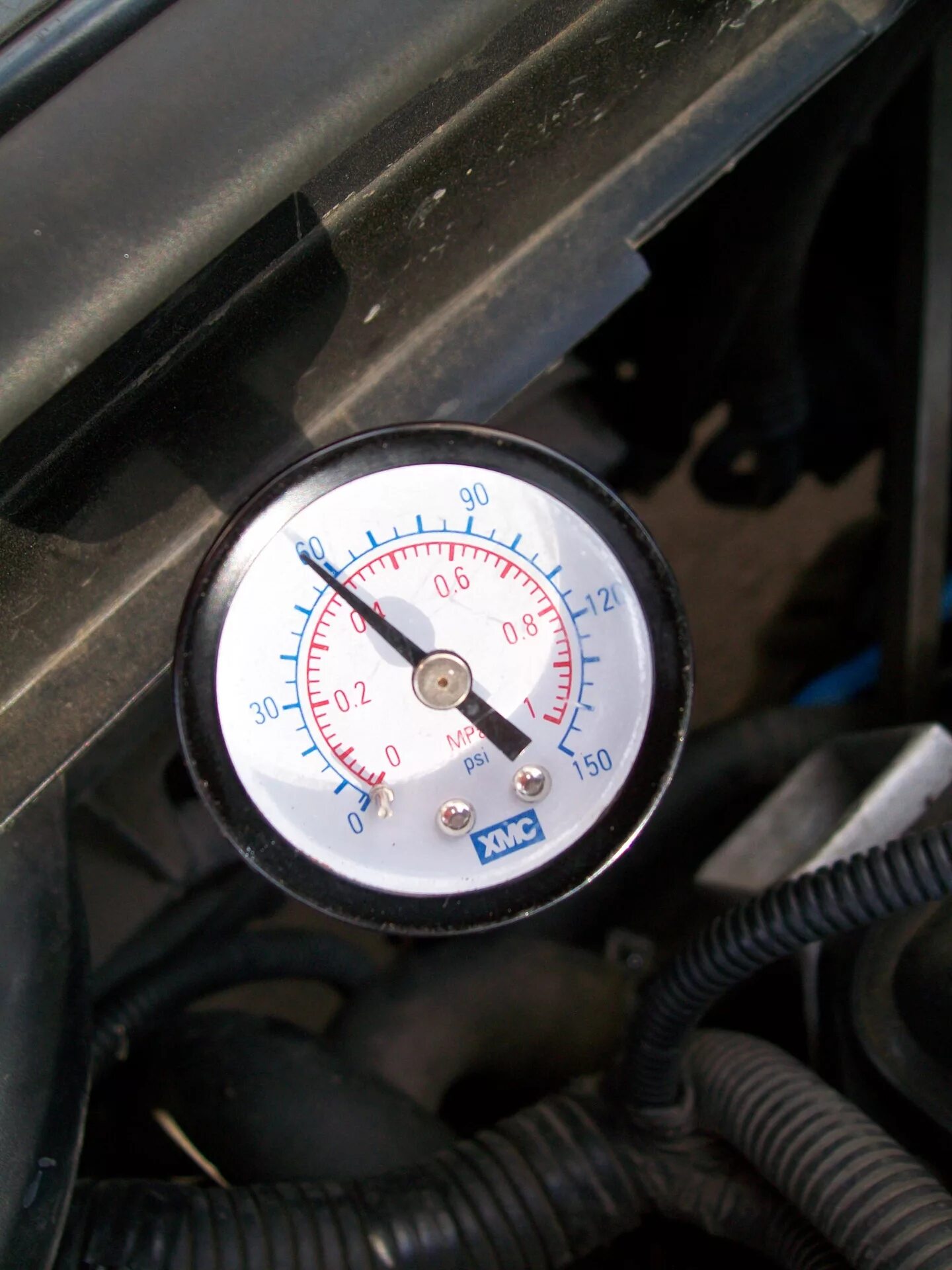 Индикатор давления масла на панели приборов. На горячую моргает давление. Лампочка давления масла уаз патриот 2014. Лампа давления масла bmw f20. Датчик давления масла на панели приборов.