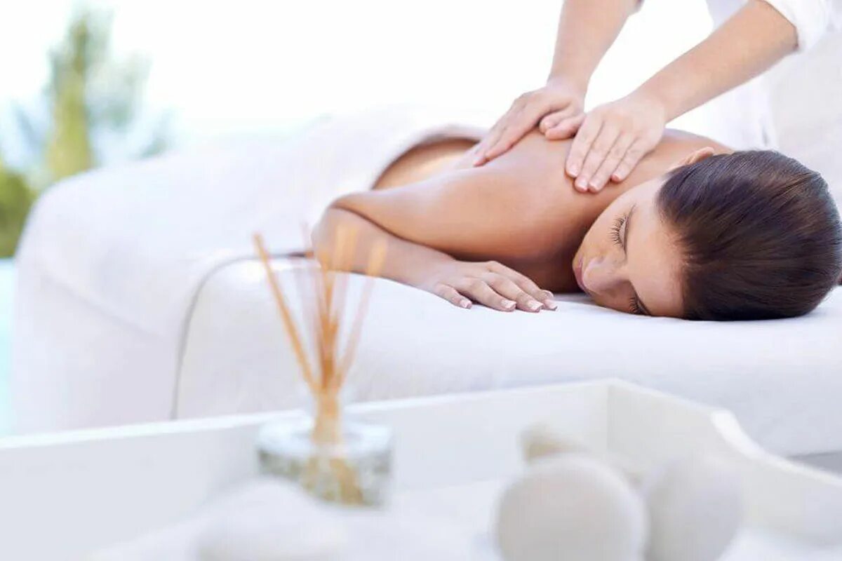 Спа массаж. Работа спа. Спа салон массаж. Релакс массаж лица. Массаж травяными мешочками мужчине.