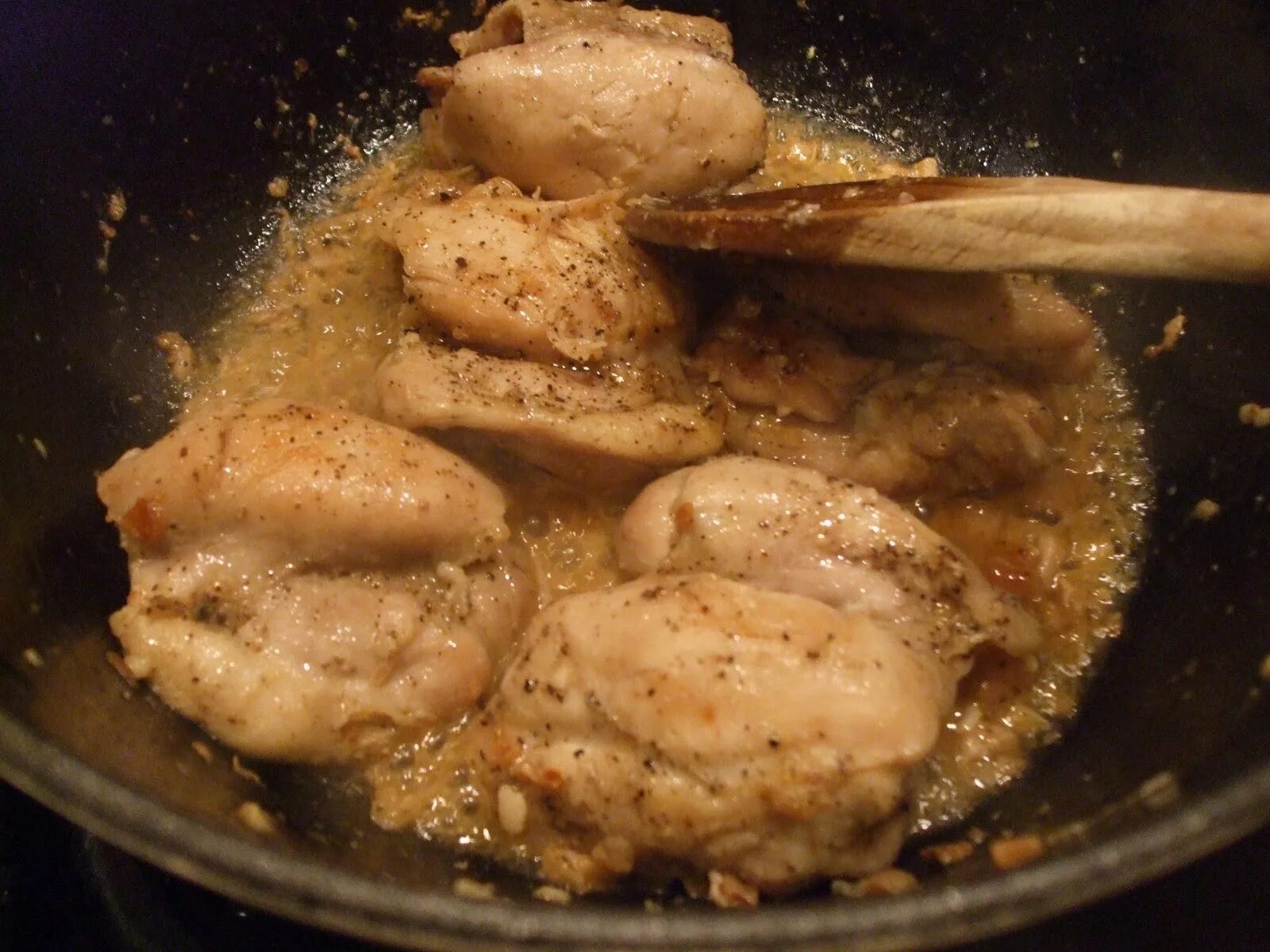 Замаринованная курица на сковороде. Курица в кефирном маринаде. Тушеная куриная грудка в кефире. Маринад для курицы на сковороде.
