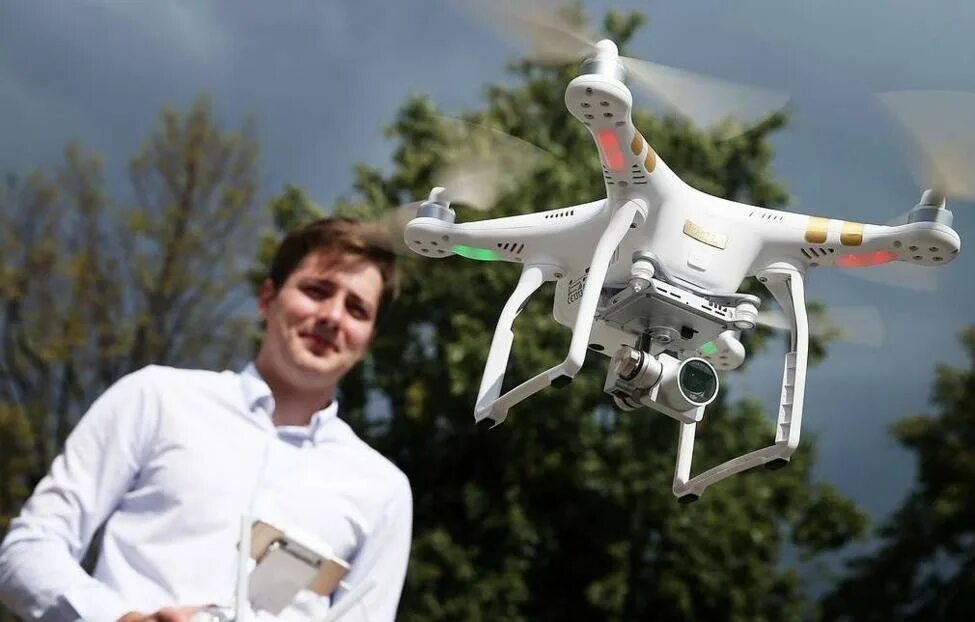 Спасательный квадрокоптер. Куда прилетел дрон. Куда прилетел дрон. Дроны пилоты. Квадрокоптер и оператор.
