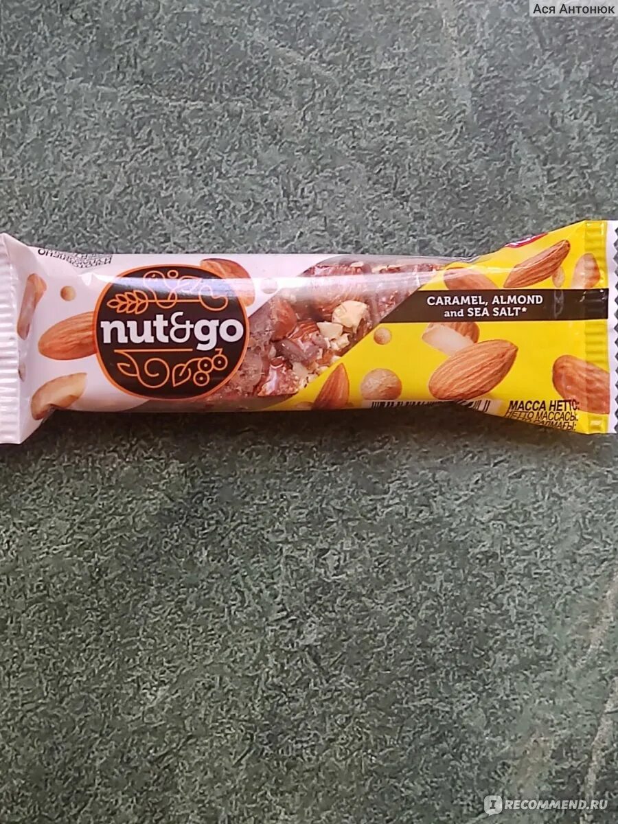 Nut n go перевод. Батончик nut n go миндаль. батончик миндальный кдв. батончик kdv nut n go с карамелью миндалём и морской солью. батончик кдв с миндалем.