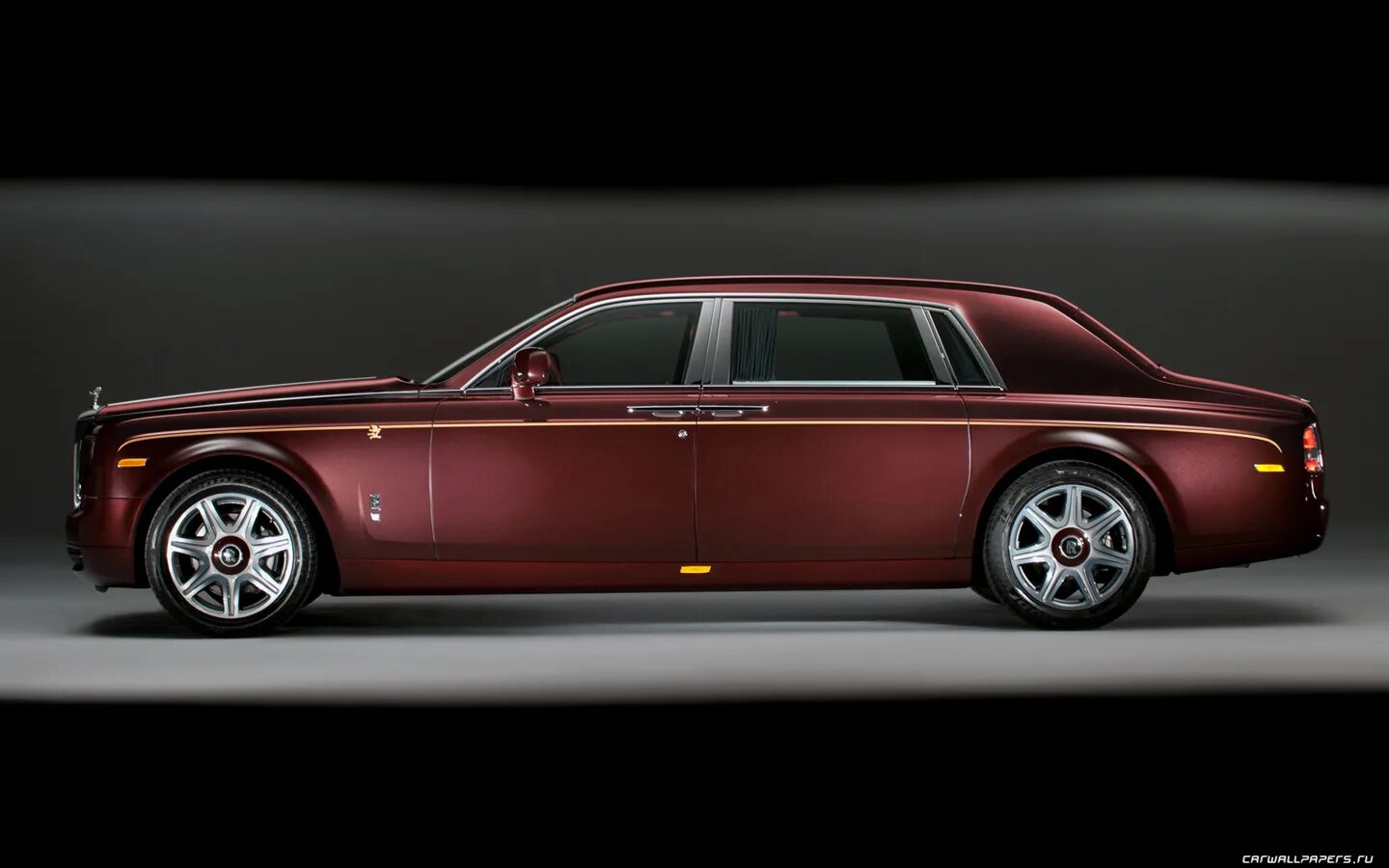 Rolls com. Rolls Royce Phantom. Rolls Royce Phantom 2022. Роллс Ройс Coachline. Полоска на Роллс Ройс.