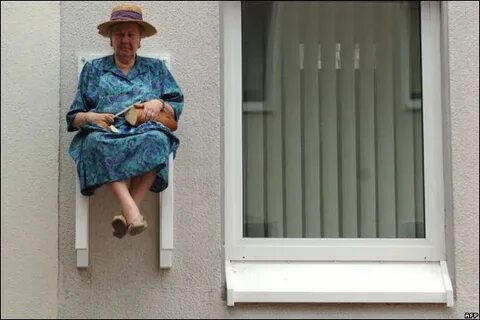 Бабушка на балконе