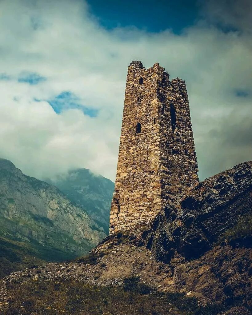 куртатинское ущелье фиагдон. куртатинское ущелье башни. башня курта и тага. северная осетия куртатинское ущелье экскурсия. фиагдон северная осетия достопримечательности башня тага.