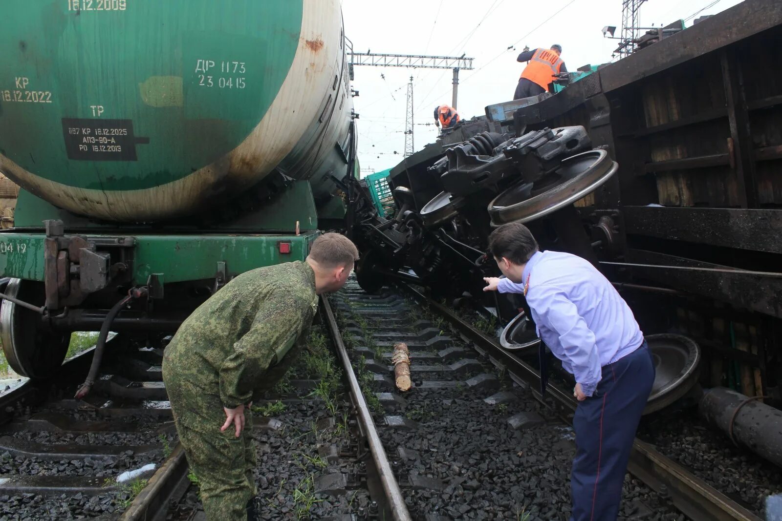 Скрип поезда. Железная дорога сход вагонов вагона РЖД. Сходы вагонов на РЖД. Сход полувагонов. Составитель вагонов.