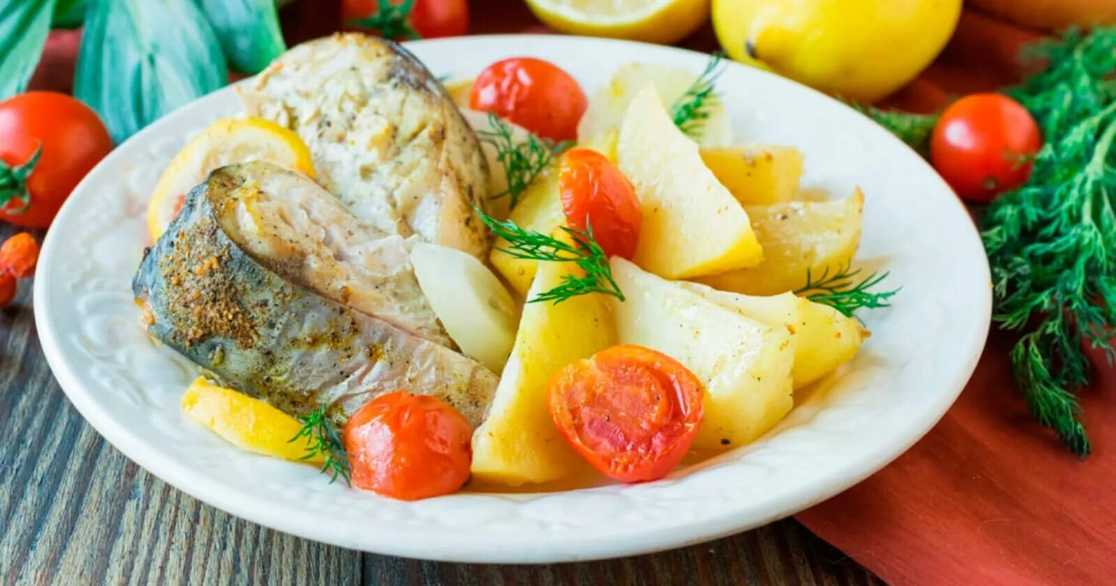 Рыба запеч с овощами. Рыба запеченная с овощами. рыба с овощами в духовке. рыба запечённая в духовке с овощами. скумбрия запеченная с овощами.