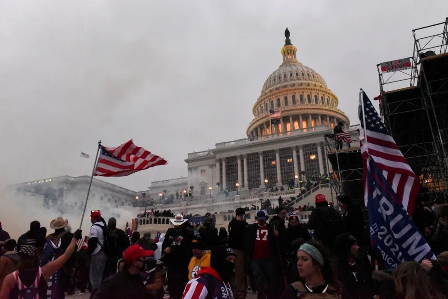 Митинги после выборов. Штурм Капитолия в США 2021. Штурм Капитолия в Вашингтоне 2021. Штурм Капитолия 6 января 2021. Капитолий 6 января США.