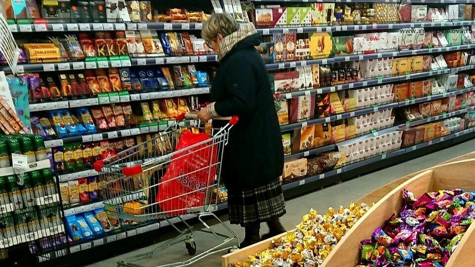 промо акции в магазине. магазин продукты. покупки в магазине. подорожание продуктов. люди в магазине.