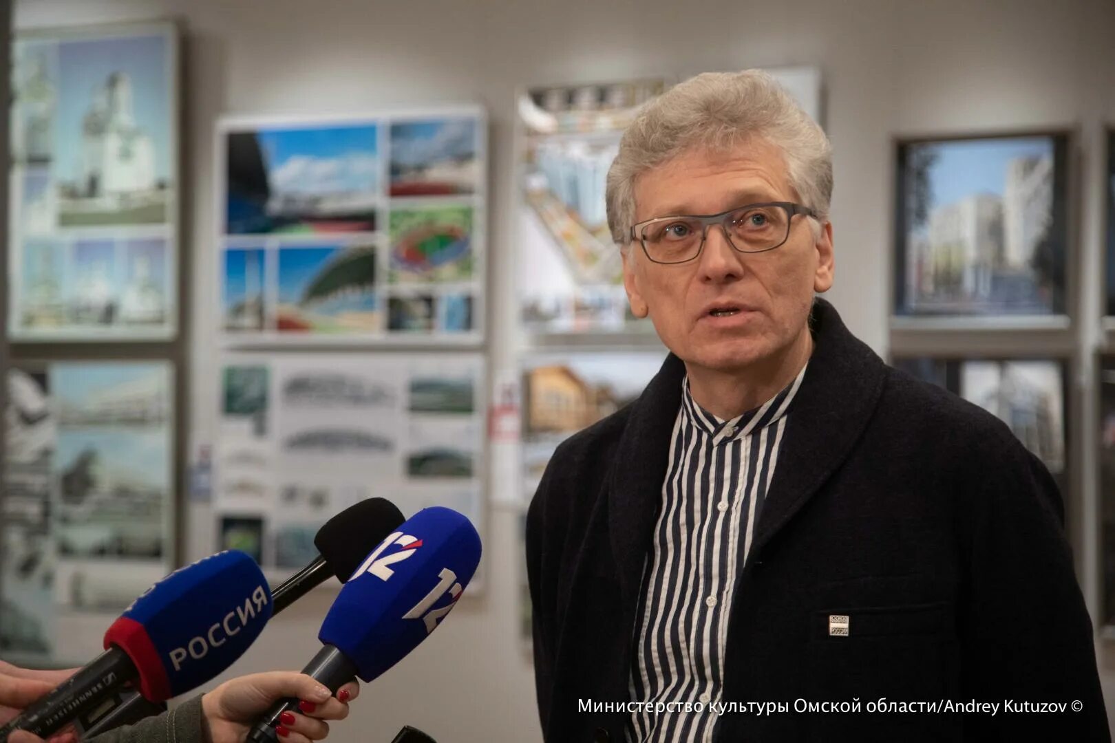 архитектор с клиентом. архитектор в офисе с клиентом. студенческий архитектурного института. студенты мархи. бизнес встреча архитектор.