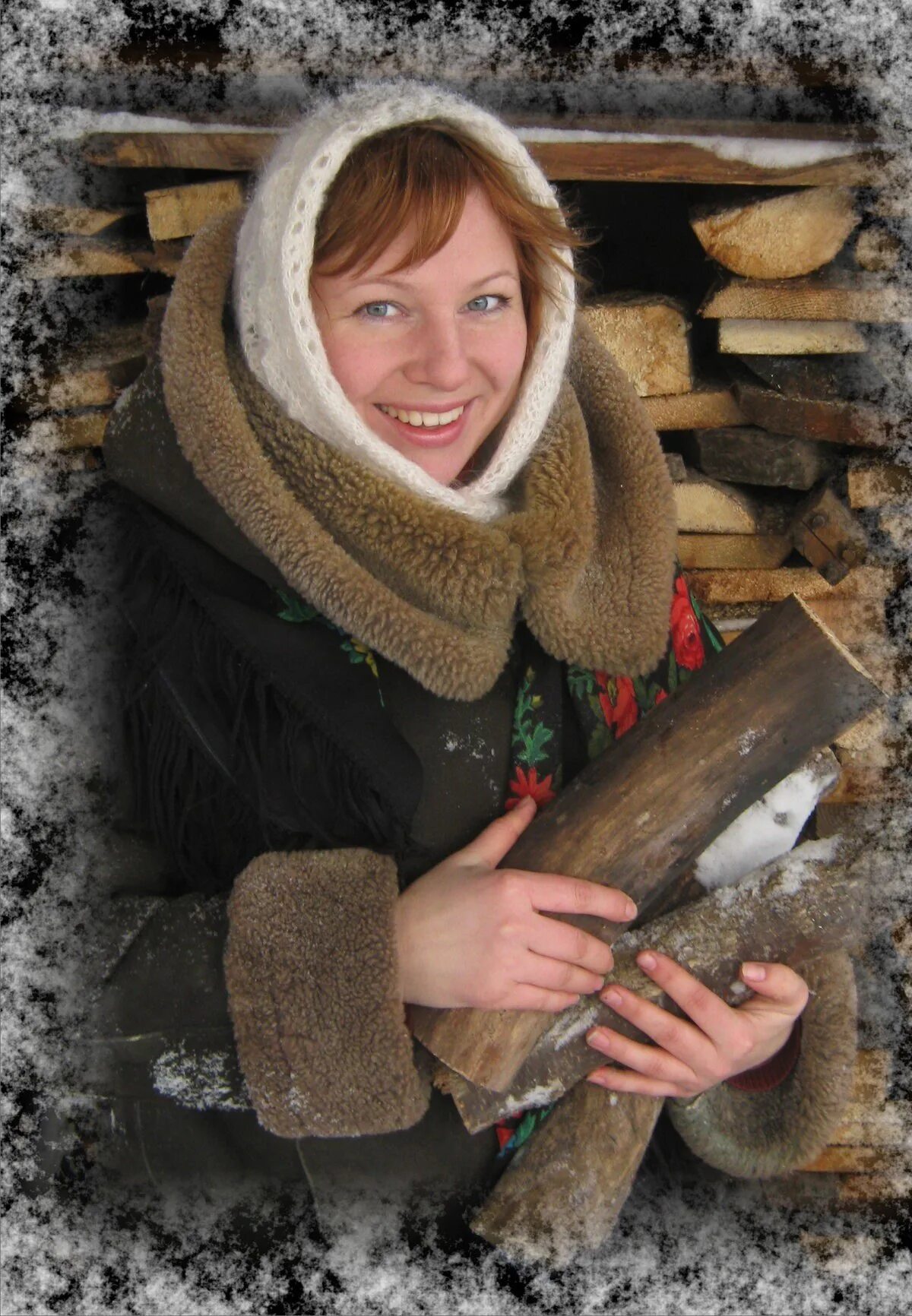 Деревенская девушка в платке. Русская красавица. Девушка зима деревня. Девушка зима деревня. Зимняя фотосессия в деревне.