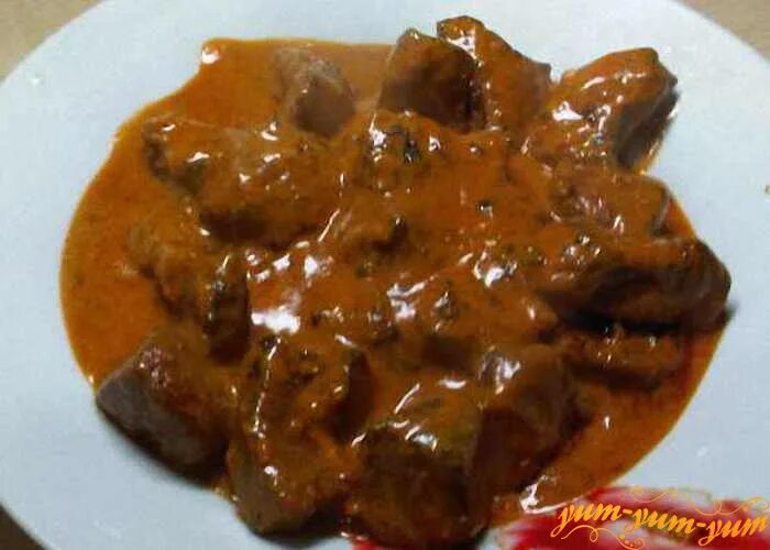 Печень говяжья как вкусно приготовить в подливе. Печень говяжья гуляш. печень с подливкой. печень говяжья с подливкой. гуляш из печени.