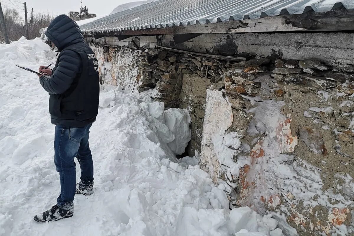 Новости сегодня алтайский край последние свежие события. Смазнево Алтайский край Заринский район. Снежные завалы. Лавина в Алтайском крае. Сход снега с крыши.