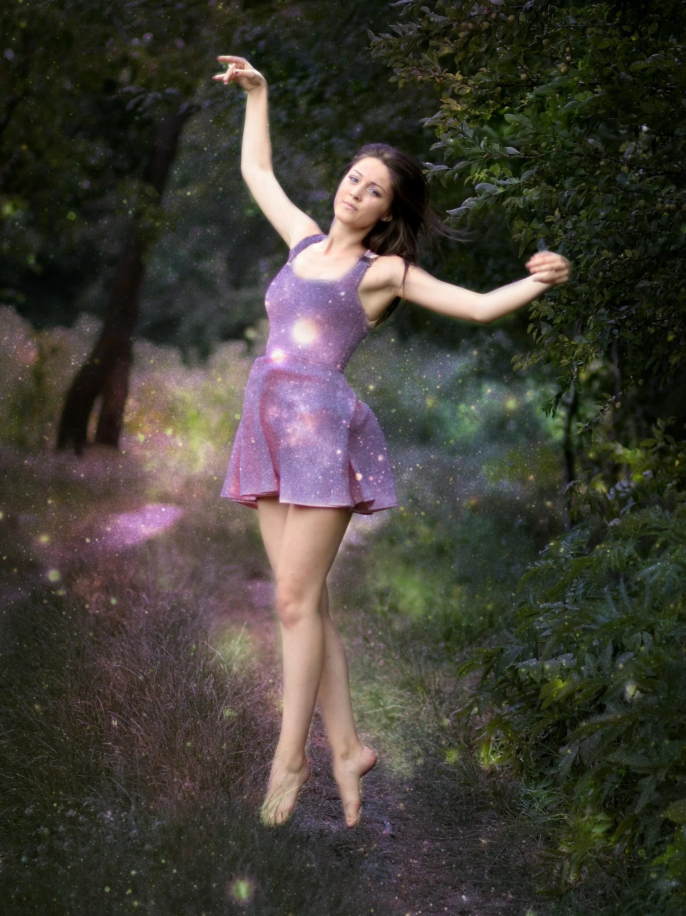 Танцующая девушка на природе. Девушка в платье. Женщины в платьях на природе. Девушка в платье на природе.