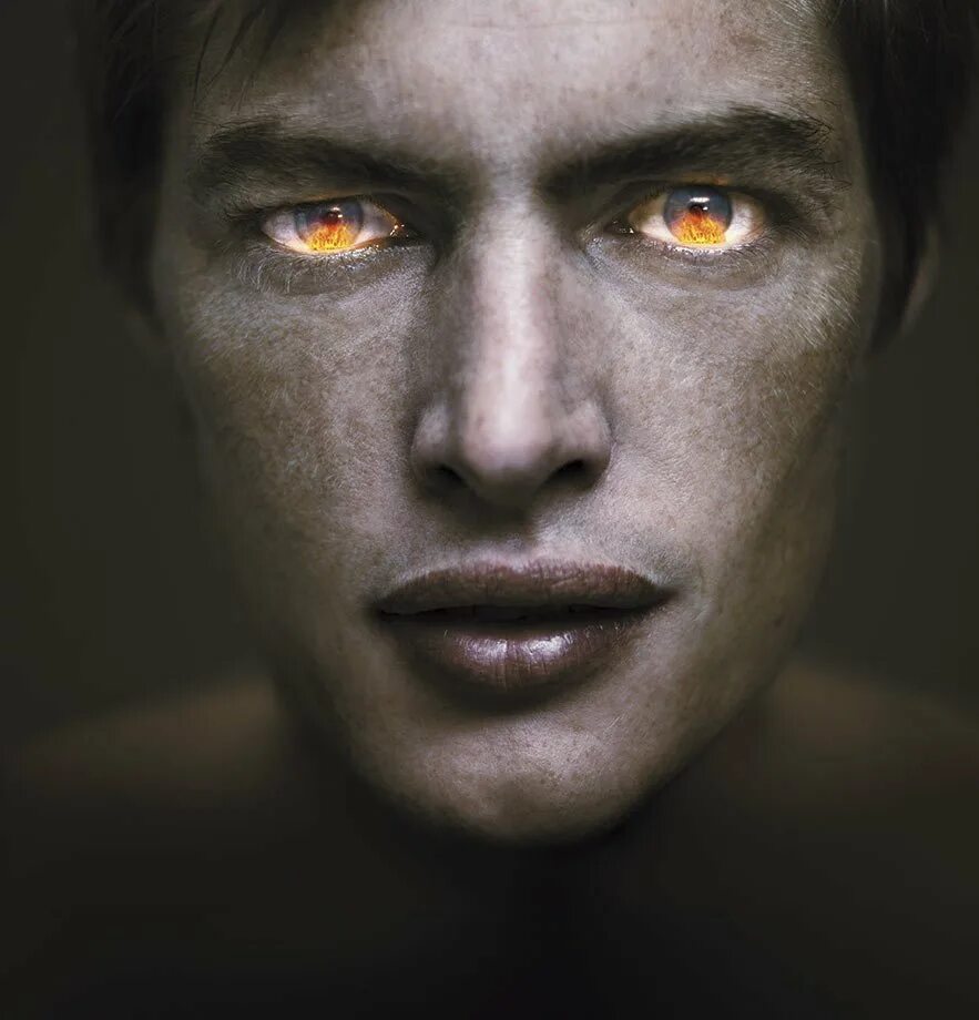 Горящие глаза у парня. Натан пирс волчонок. Кастиэль сверхъестественное глаза. Горящие глаза у парня. Синие глаза в темноте.