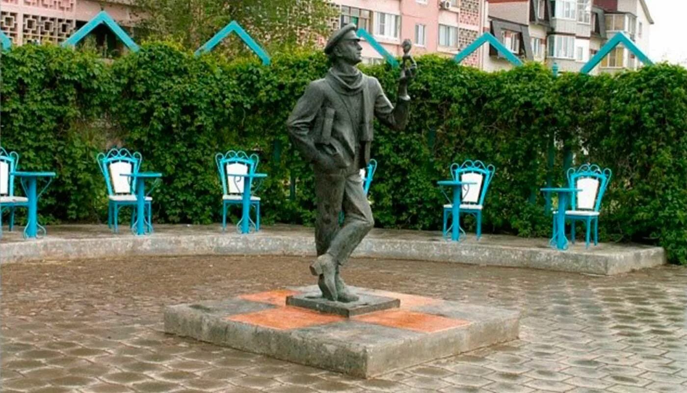 Города остапа бендера. Города остапа бендера. Памятник остапу бендеру чебоксары. Сити чесс памятник остапу бендеру. Музей сатиры и юмора в козьмодемьянске.