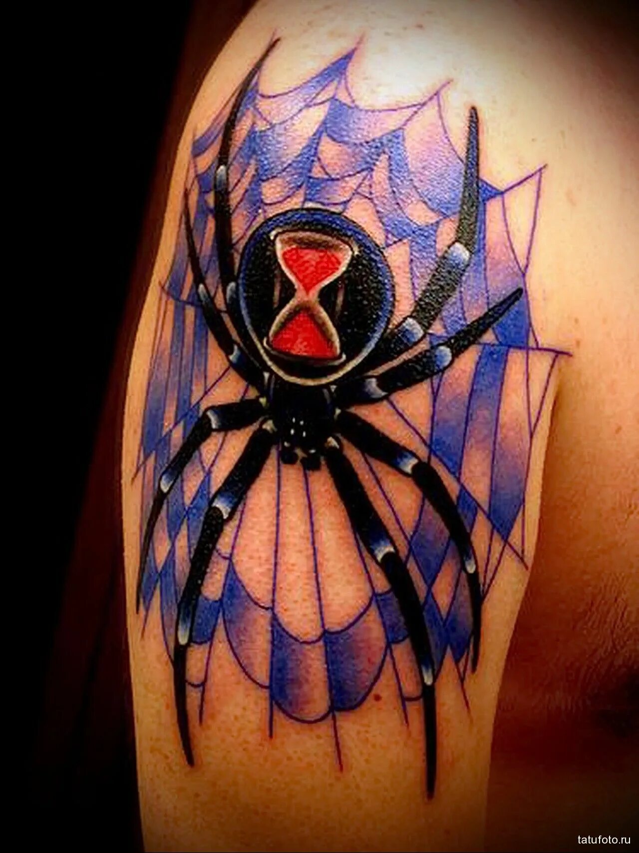 Тату паук у мужчины. Тату паук. Тату паук в паутине. Татуировка паук на плече. Тату паук цветной.