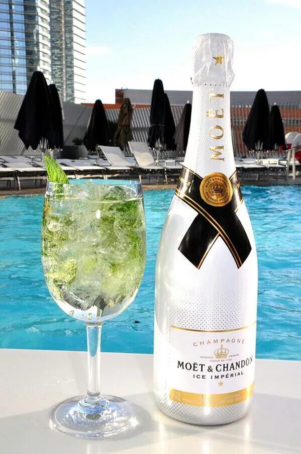 More champagne please. Ice moet шампанское. Шампанское на море. Море шампанского. Шампанское у бассейна.