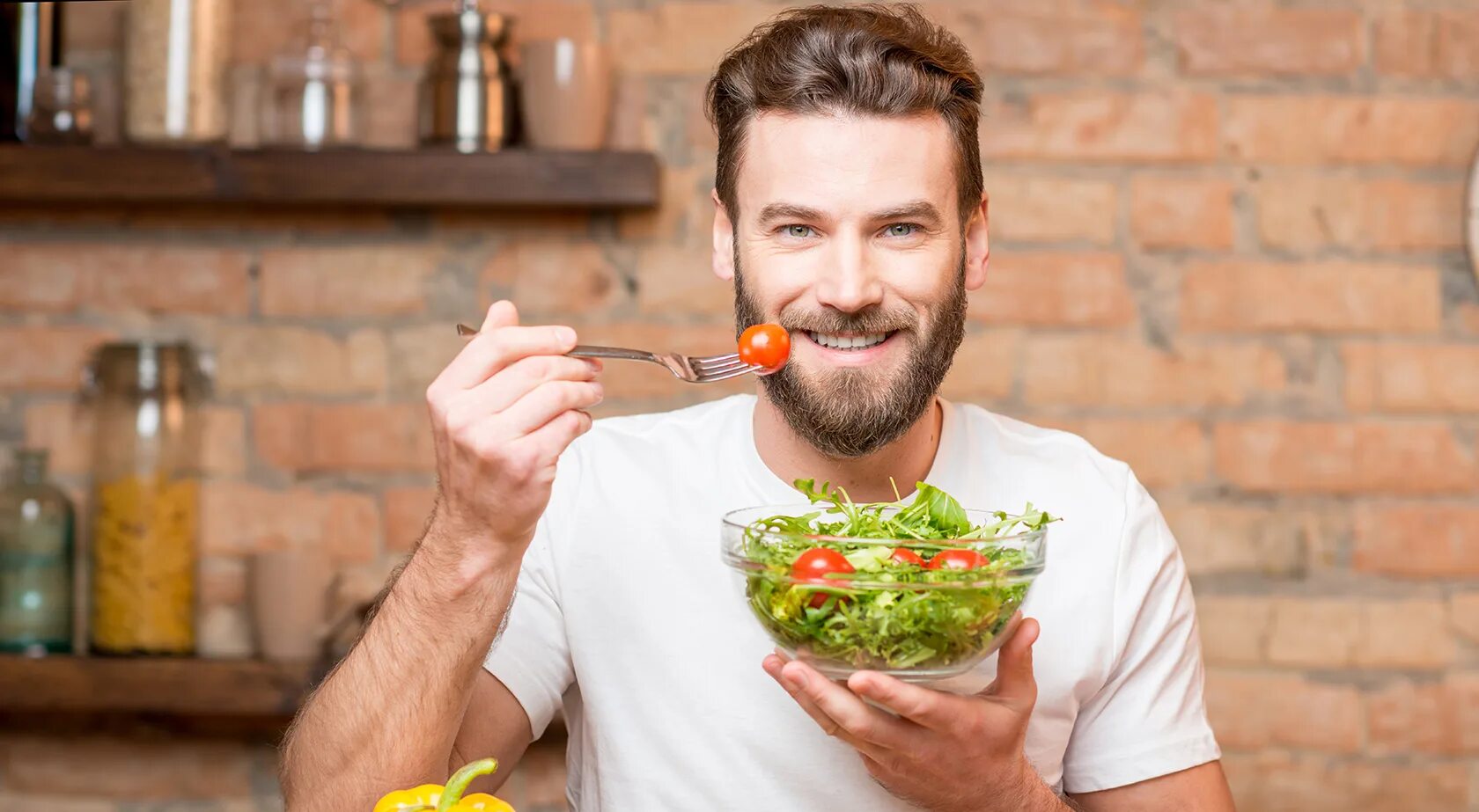 Eat еда. Человек с едой. еда для мужчин. здоровая еда и человек. здоровое питание для мужчин.