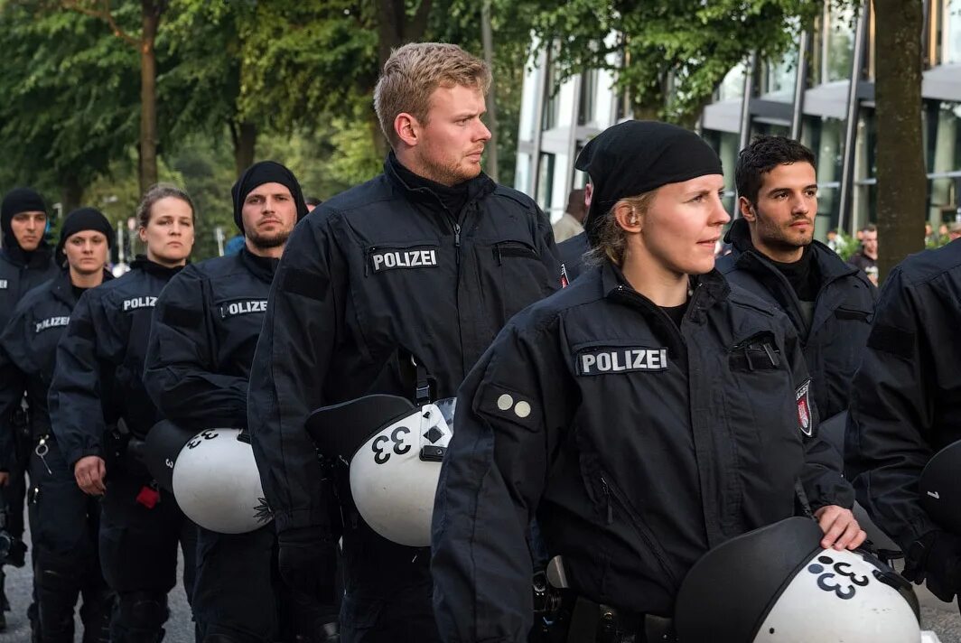 Переслав германия. Полиция ФРГ. Форма полиции Германии. Немецкая полиция. Полицейские в Германии.