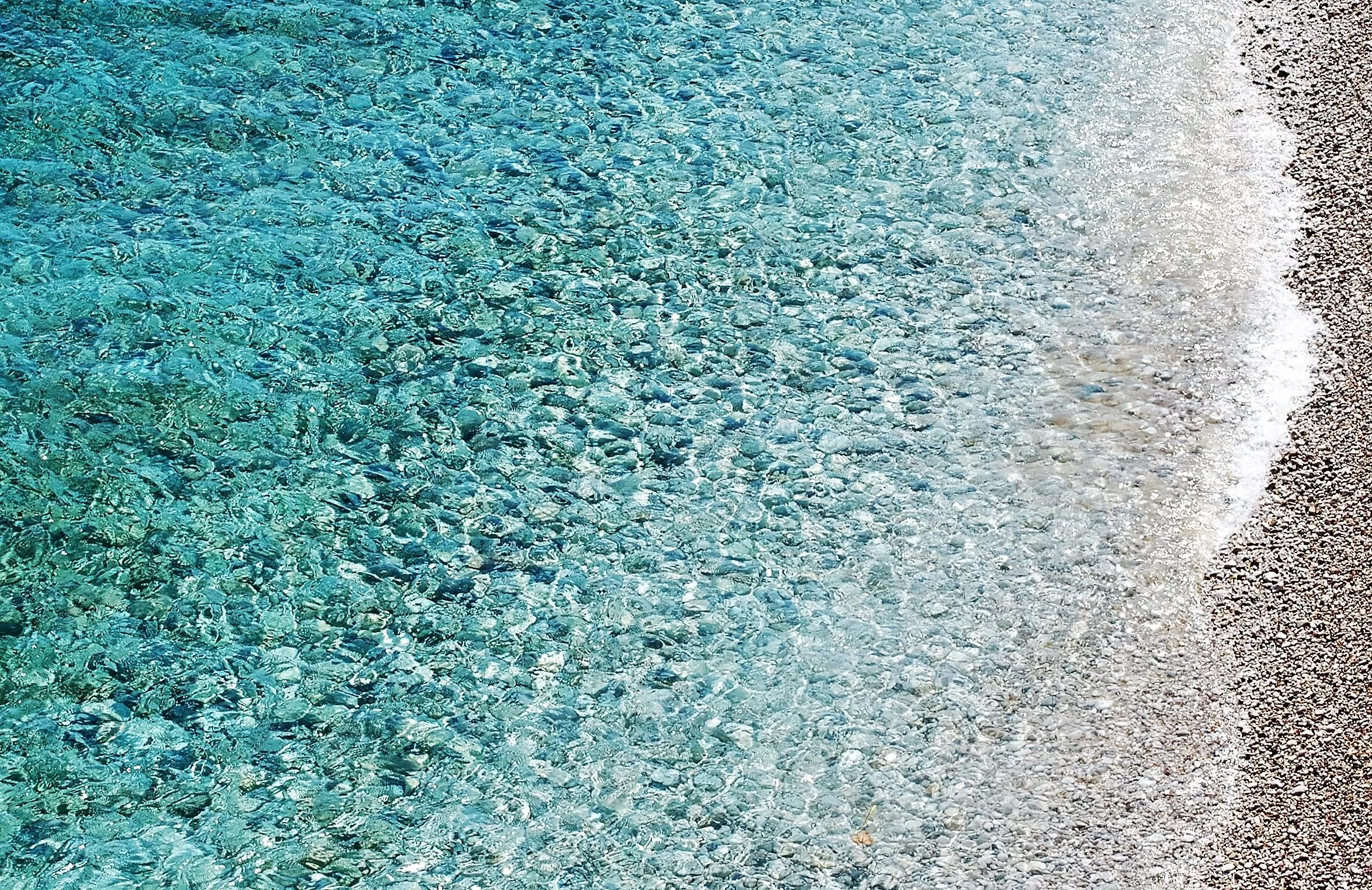 Вода на греческом. Море бирюза. Покрытие пляжа галечный это что. Постер бирюзовый пляж. Следы у моря бирюзовая.