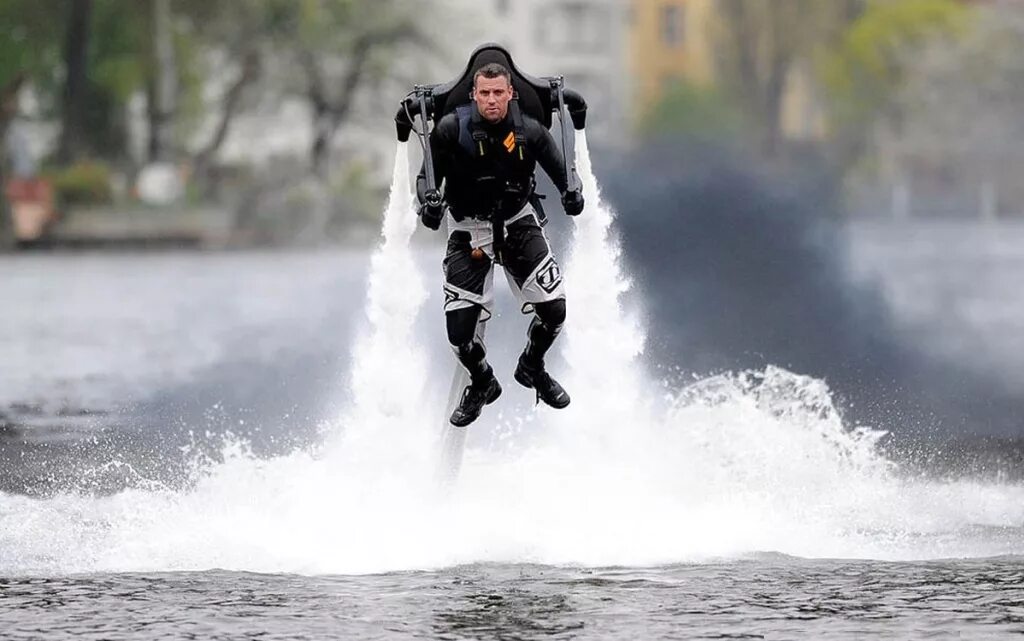 Летающие люди на воде. Флайборд спорт. Надин флайборд. Флайборд. Водные аттракционы на французской ривьере.