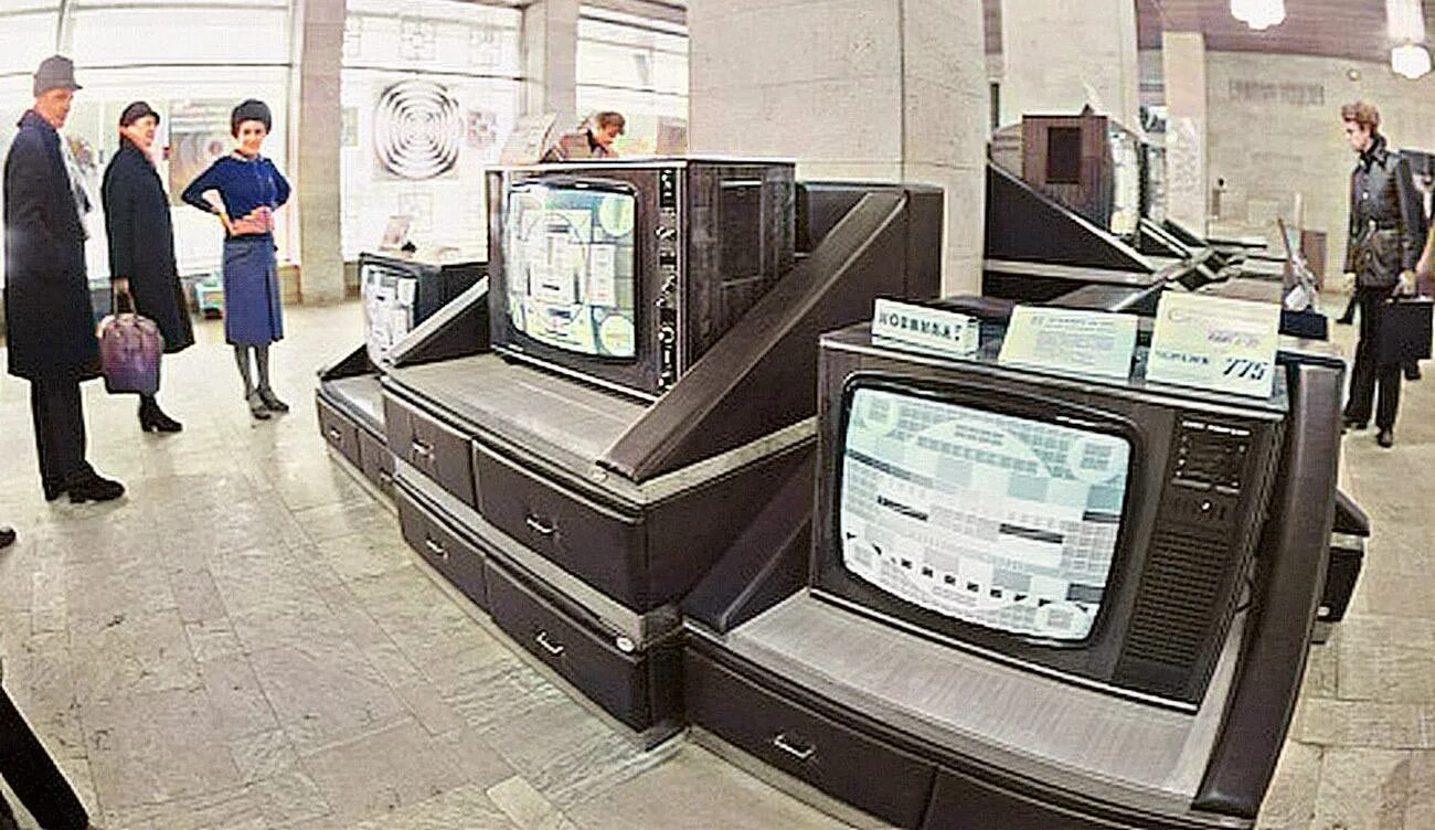Технология советского союза. Технология советского союза. Магазин электроники в ссср. Монитор агат 80е. Советский магазин телевизоров.