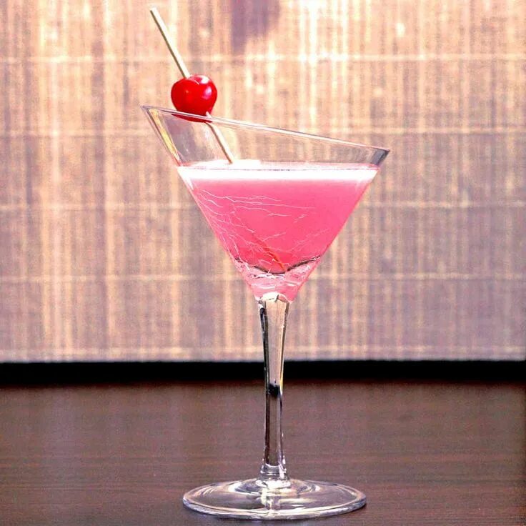 Воздушный коктейль. Пинк леди коктейль. Коктейли Классик. Коктейль с розовым джином.