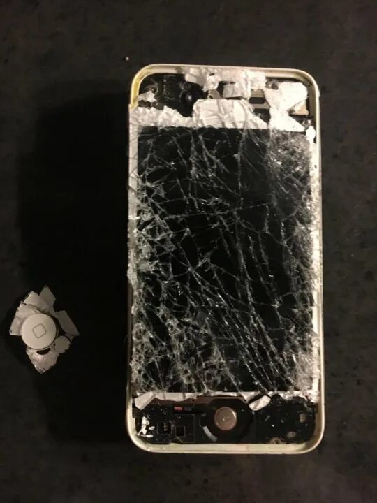 Разбитый айфон 4s. Iphone 4s разбитый. Разбитый айфон 5. Разбитый айфон 4.