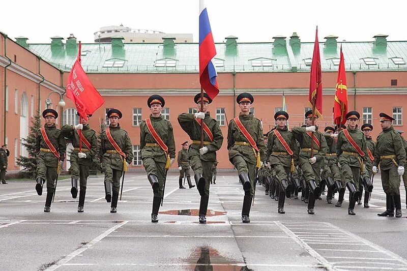 Знамя несут на параде. Вынос Знамени. Знаменосец на параде. Знаменосцы на параде Победы.