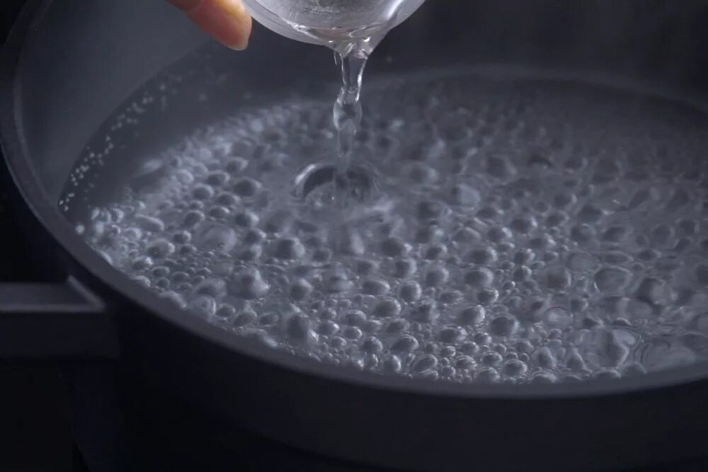 Футаж кипящей воды. Сон кипящая вода. Сон кипящая вода. Кувшин кипящий. Сон кипящая вода.