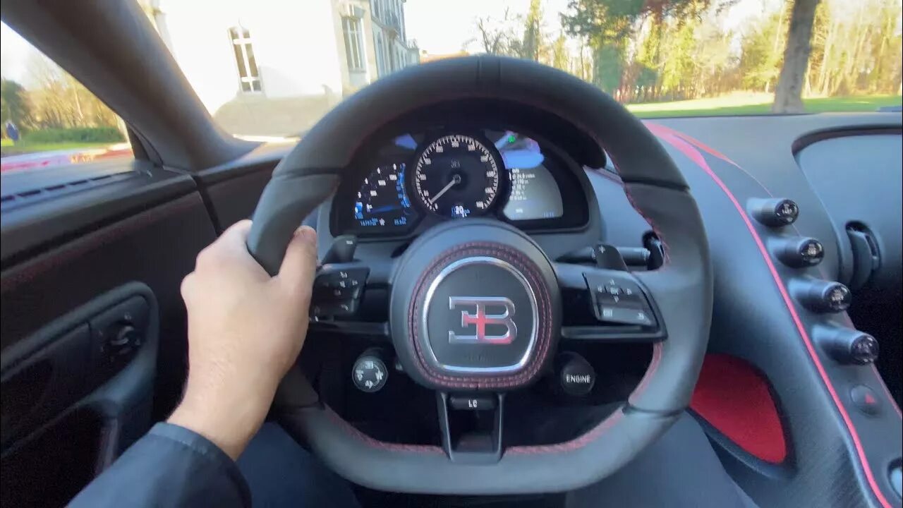 До скольки разгоняется бугатти. Bugatti chiron steering wheel. chiron super sport 300+ спидометр. электрическая бугатти скорость. ланч контроль на бугатти.